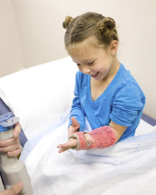 Illustration for article titled 10 Adorable Pictures Of Little Kids In Casts That Will Make You Wish More Children Broke Bones